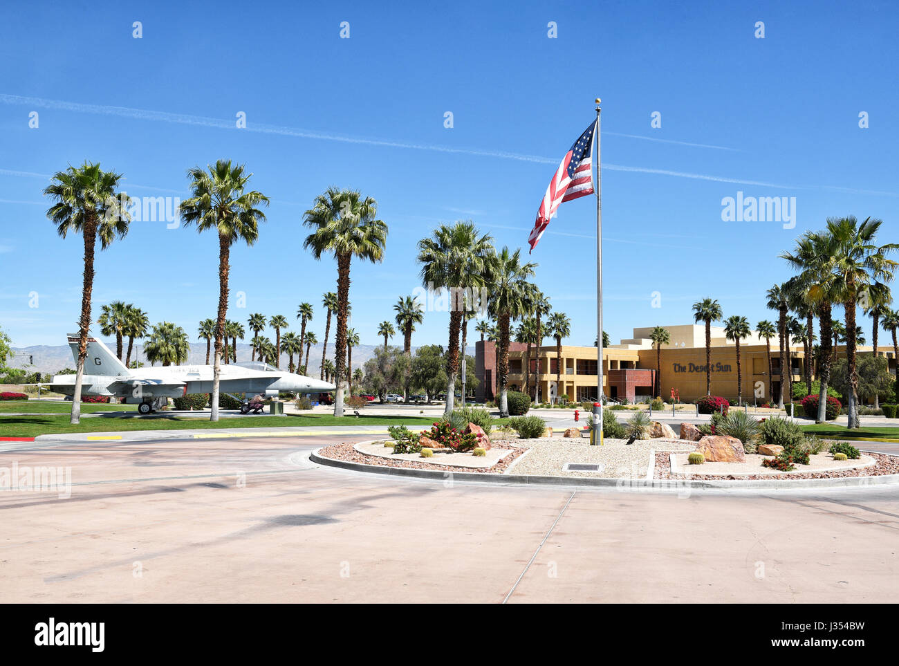 PALM SPRINGS, Kalifornien - 24. MÄRZ 2017: das Palm Springs Air Museum Eingang in Richtung Gene Autry Trail, mit dem Desert Sun Office in den hinterg Stockfoto