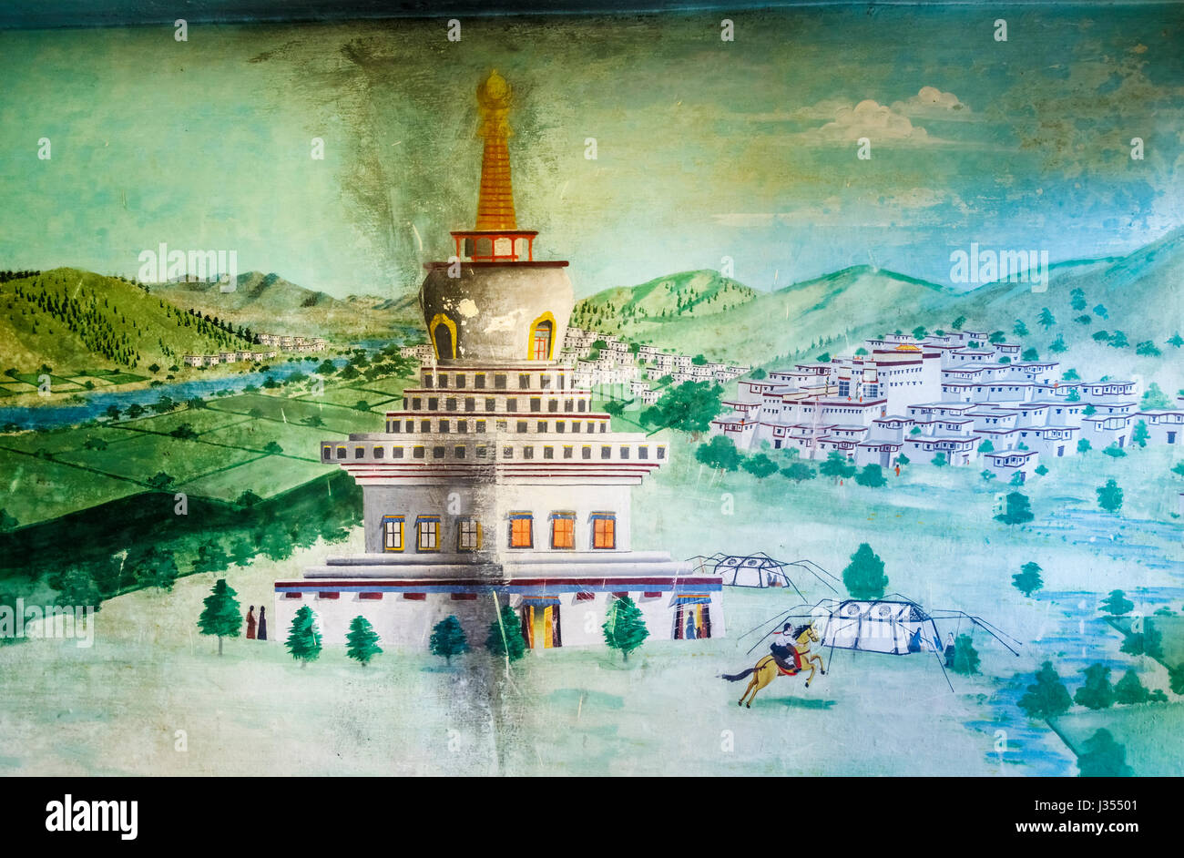 Beschädigte Wandmalerei im Chonor House Hotel, McLeodGanj, Dharamshala, Himachal Pradesh, Nordindien Darstellung traditionellen tibetischen Stadt und Gebäude Stockfoto