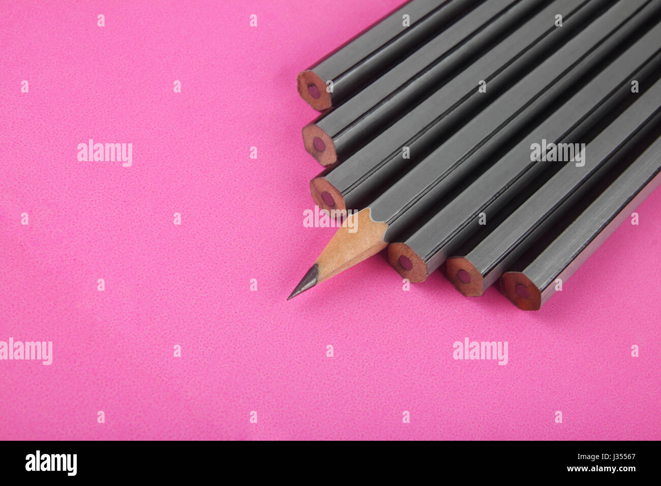 Bleistift auf rosa Hintergrund isoliert Stockfoto