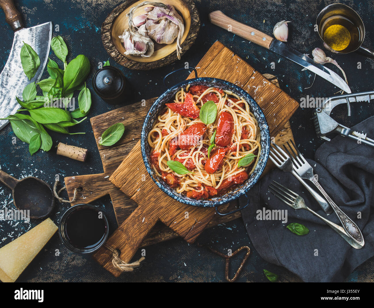 Spaghetti mit Tomaten und Basilikum in Platte auf Holzbrett Stockfoto