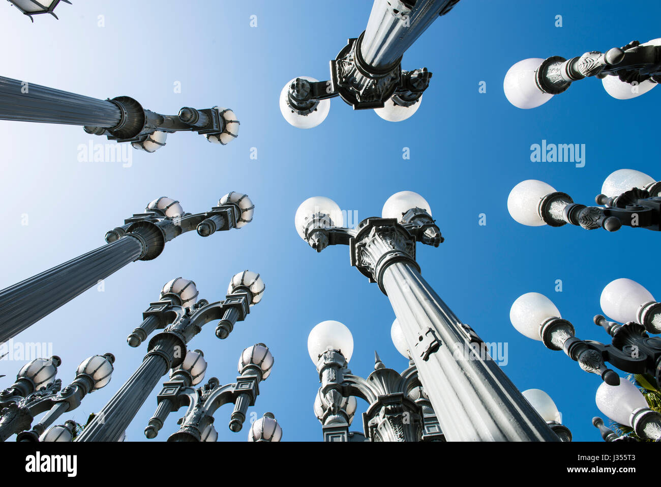 Städtischen Lichter am LACMA besteht aus restaurierten Straßenlaternen aus den 1920er und 1930er Jahren. Chris Burden, Künstler. Stockfoto