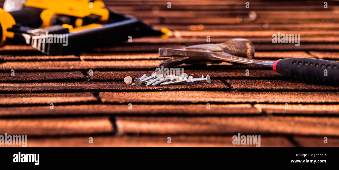 Dachschindeln, Dachwerkzeug/-Installation Stockfoto