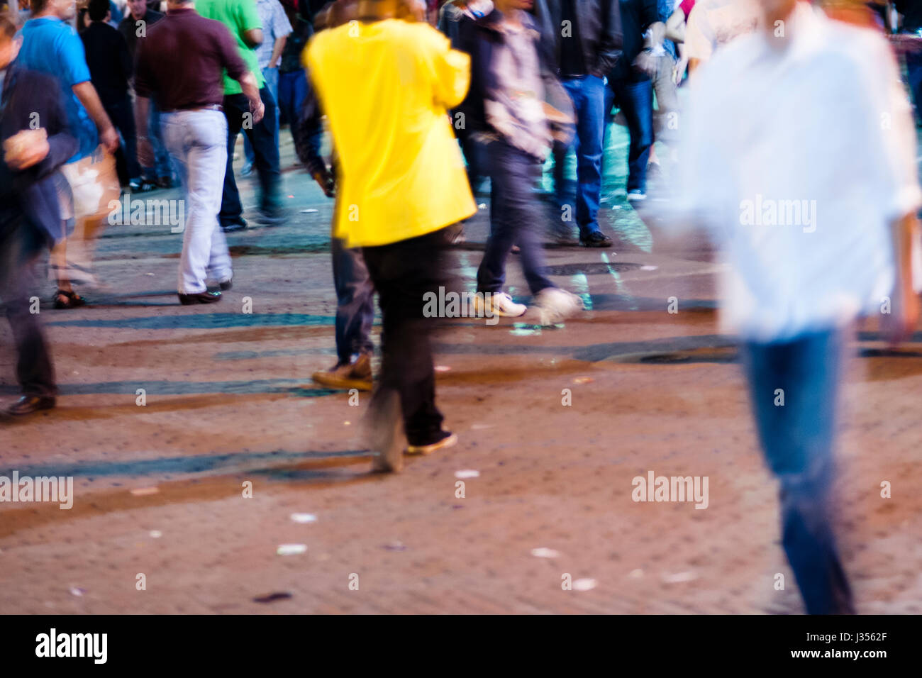 Junge Menschen, die zu Fuß, während ein Straßenfest in Austin, Texas Stockfoto