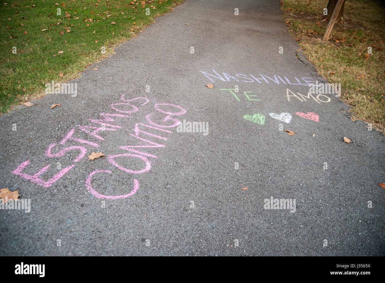 Schreiben auf dem Bürgersteig im Coleman Park in Nashville, die "Nashville, Te Amo", sagt Kreide (Nashville, ich liebe dich) und "Estamos Contigo" (wir sind mit Ihnen Stockfoto