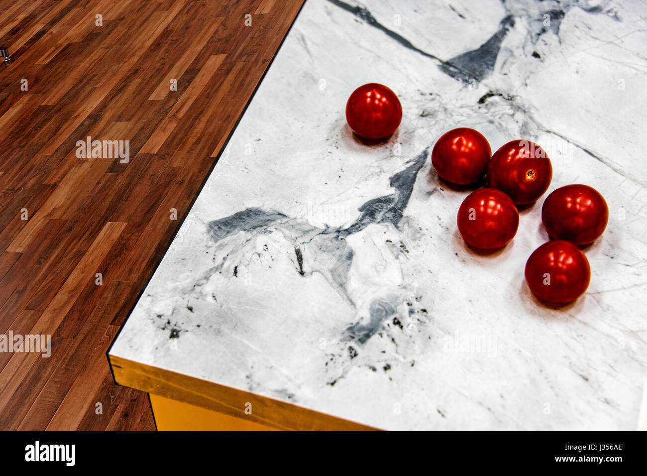 Ein Interieur mit roten Tomaten auf Marmor Küchenarbeitsplatte. Stockfoto