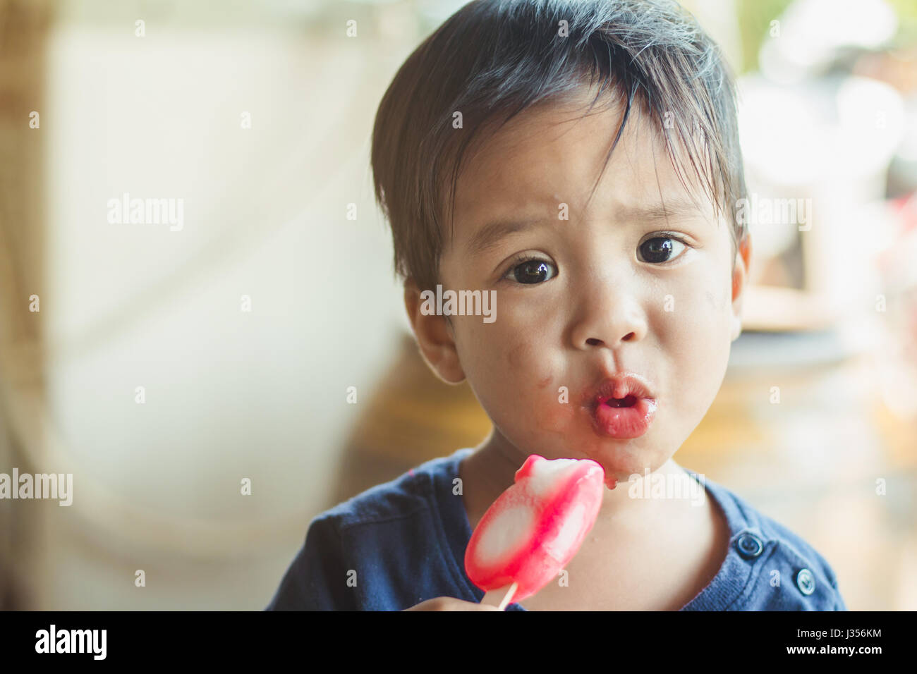 Kinder gerne Eis essen und Spaß. Stockfoto