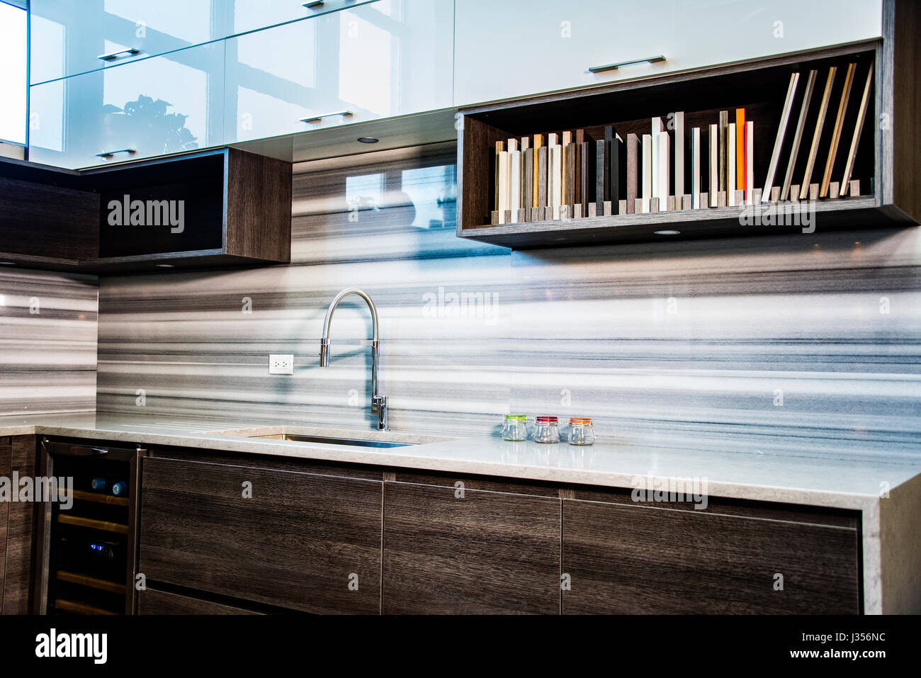 Küchenideen des modernen Designs, Küche hölzerne braune Schränke Stockfoto