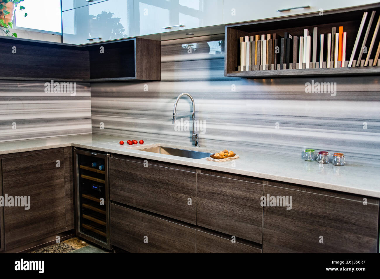 Moderne Küche/Badezimmer mit Quarz-Arbeitsplatte Stockfoto