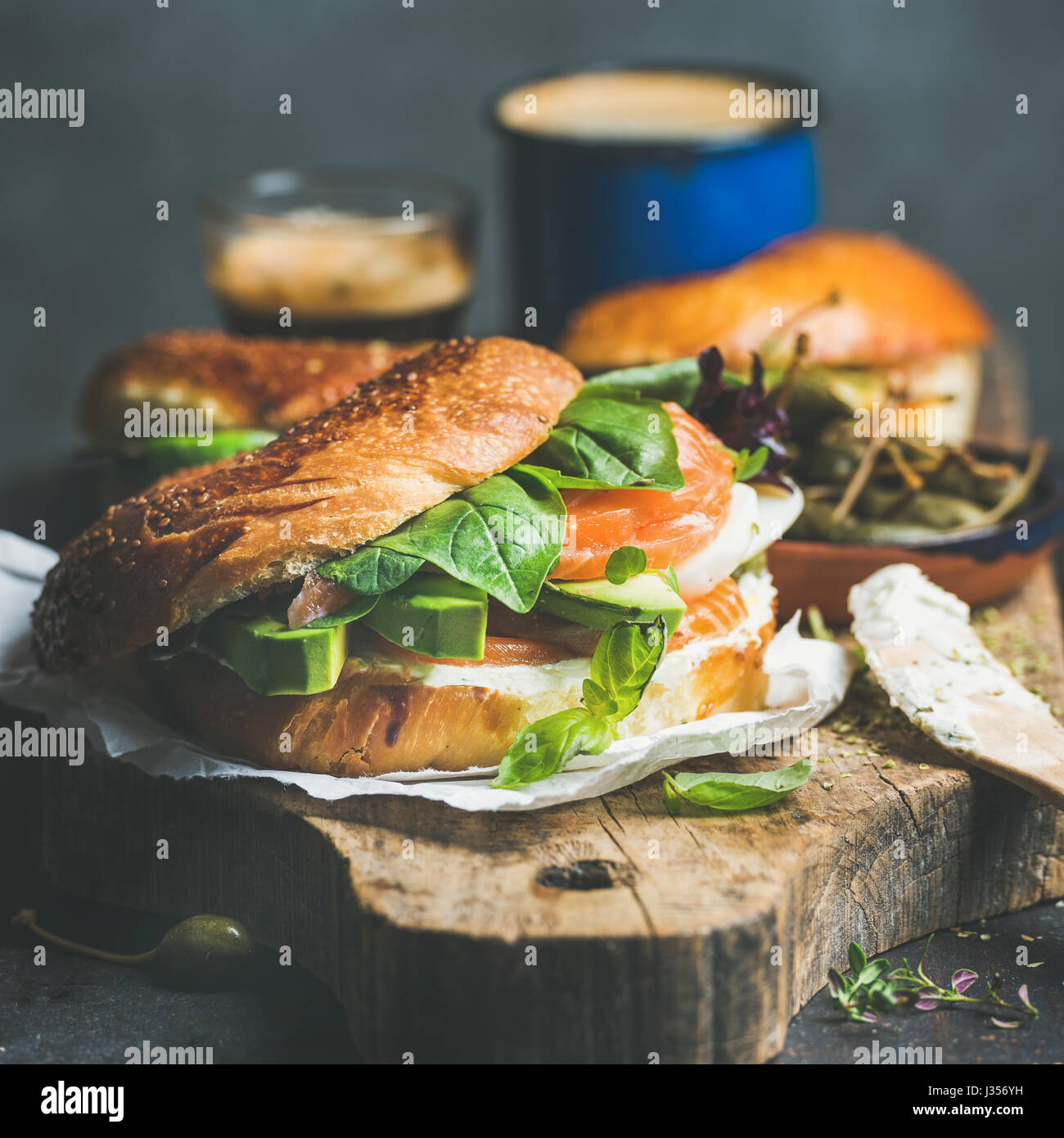 Bagel und Kaffee Stockfotos und -bilder Kaufen - Alamy