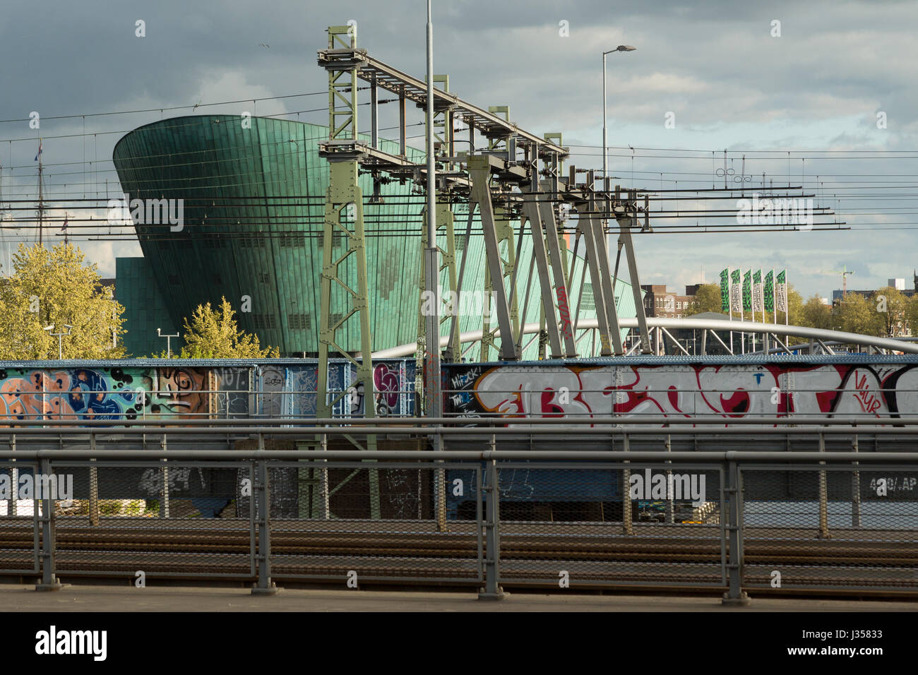 Ein urban-Style Foto des Gebäudes das Wissenschaftsmuseum NEMO in der Stadt Amsterdam, Niederlande. Diese riesigen Green-building, entwickelt t Stockfoto
