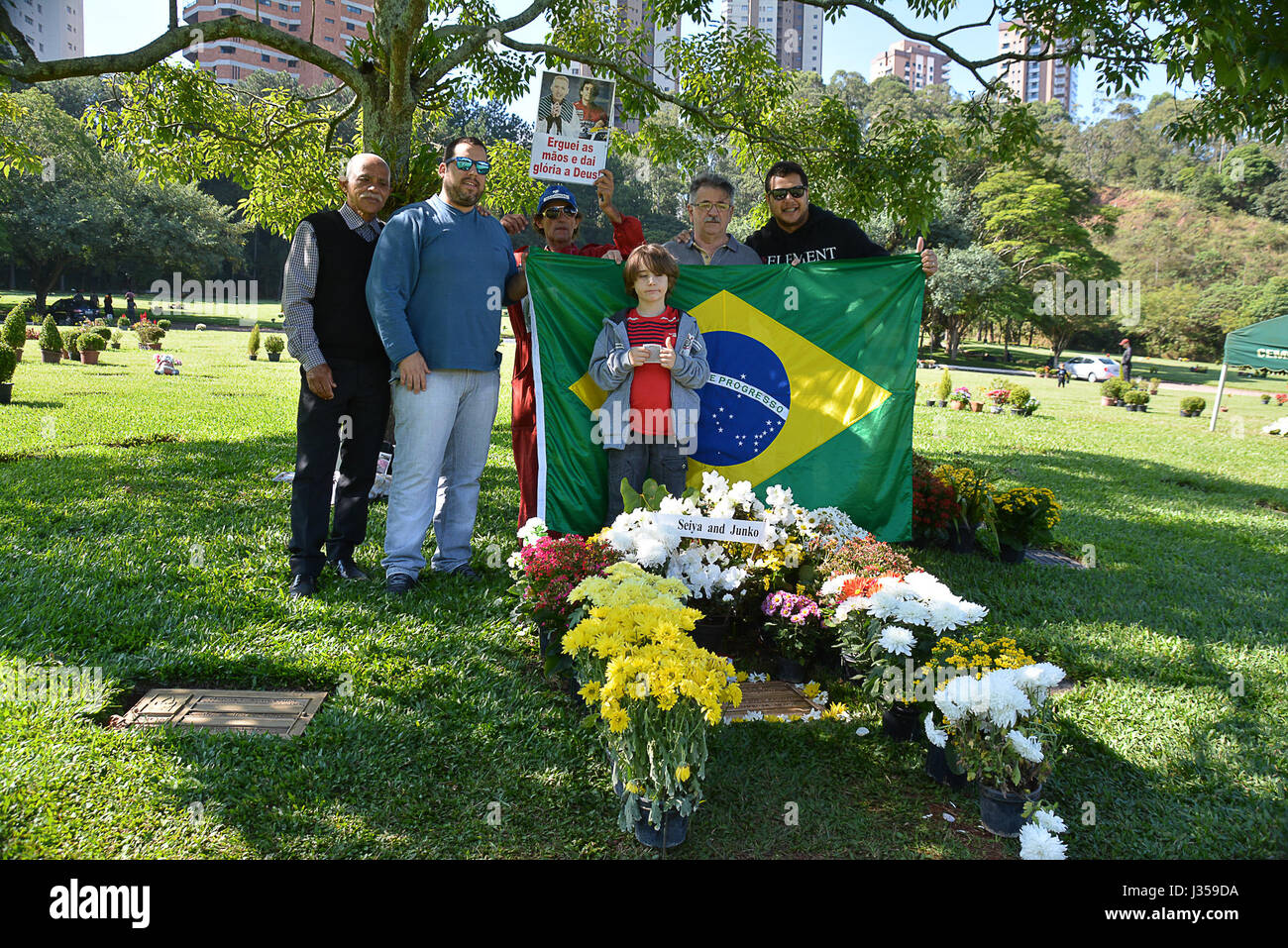 Fans besuchen das Grab des Piloten Ayrton Senna an der. Heute schließt 23 Jahre seines Todes (Foto von Ronaldo Silva / Pacific Press) Stockfoto