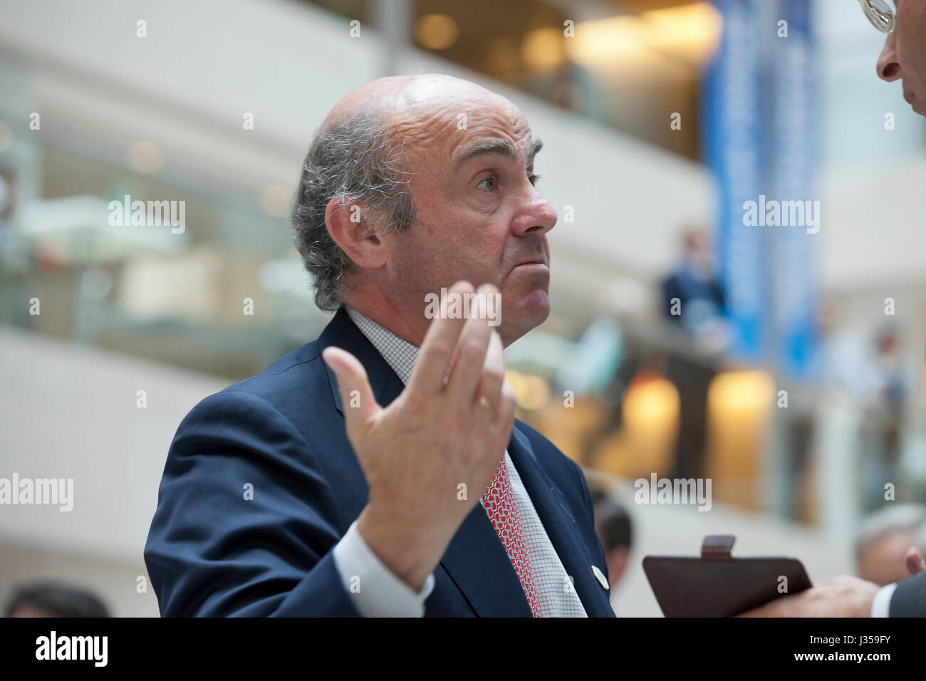 Luis de Guindos, Minister für Wirtschaft und Wettbewerbsfähigkeit von Spanien, auf den 2017 des Internationalen Währungsfonds Frühjahrstagungen - Washington, DC USA Stockfoto