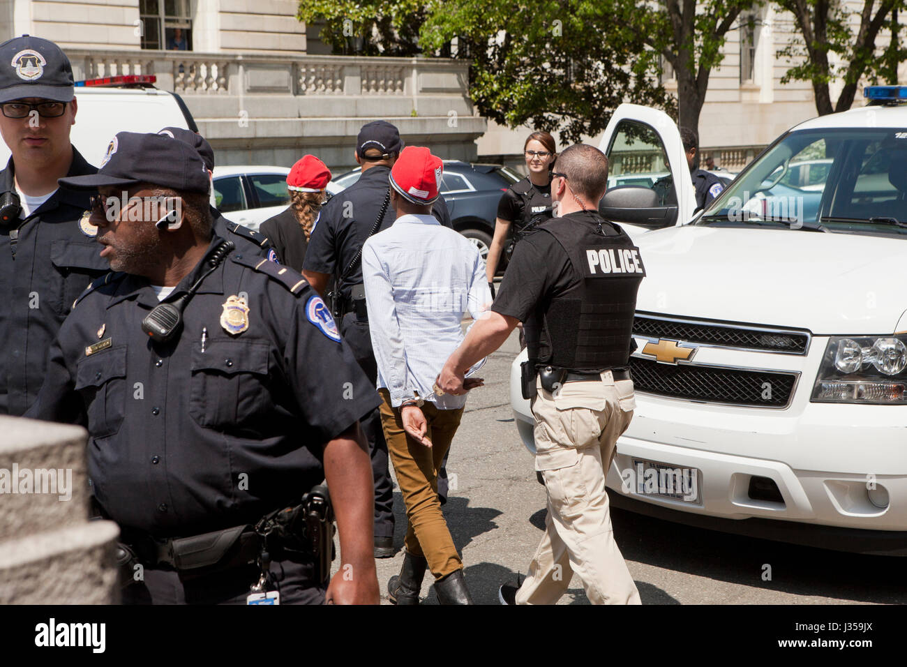 Frauen mit Handschellen gefesselt und von uns Capitol Police - Washington, DC USA verhaftet Stockfoto