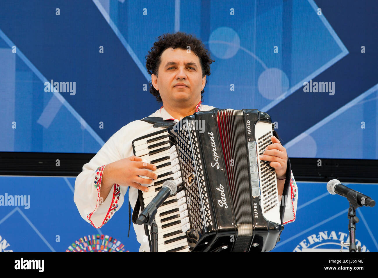 Mann spielt eine Paolo Soprani Akkordeon auf der Bühne (Akkordeon spieler) - USA Stockfoto