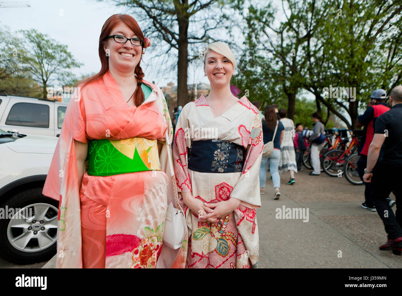 Kaukasischen Frauen tragen japanische Kimonos während Cherry Blossom Festival - USA Stockfoto