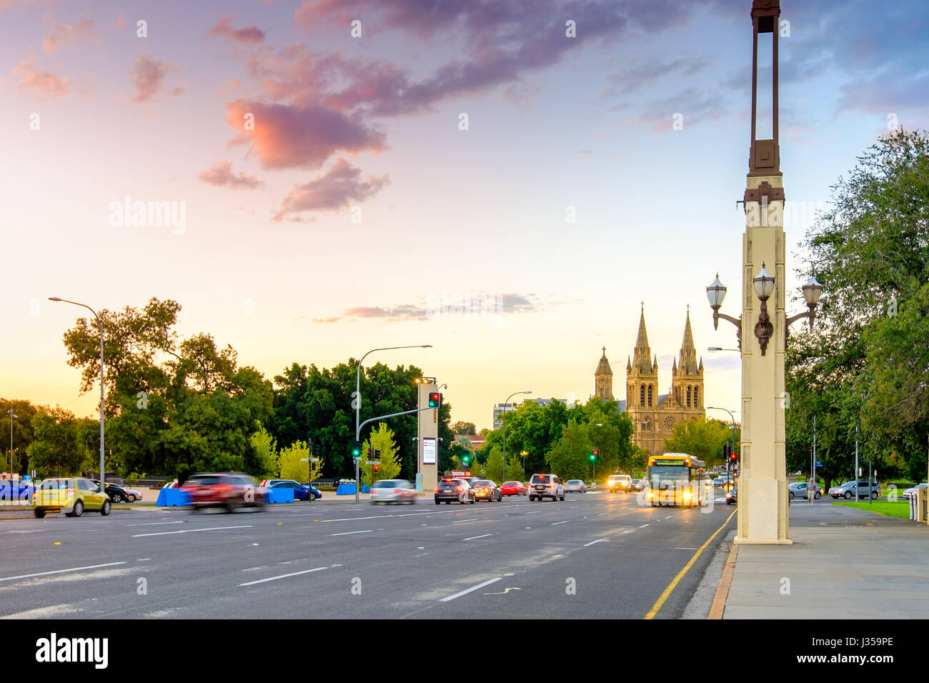 Adelaide, Australien - 5. April 2017: ASt. King William Street und St.-Petri Dom betrachtet King William Brücke Stockfoto