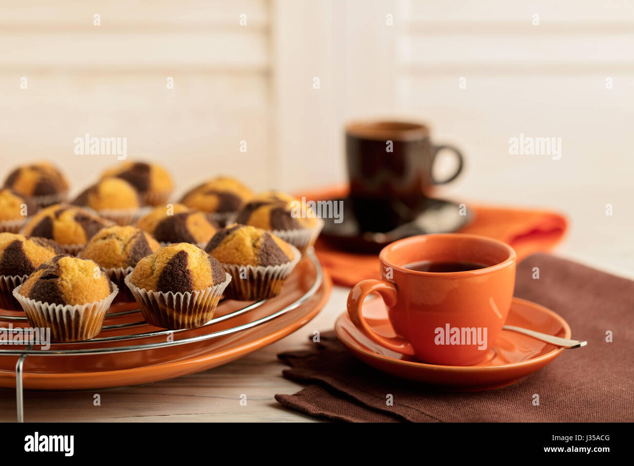 Kaffee mit Milch und Muffins auf hölzernen Hintergrund. Selektiven Fokus. Stockfoto