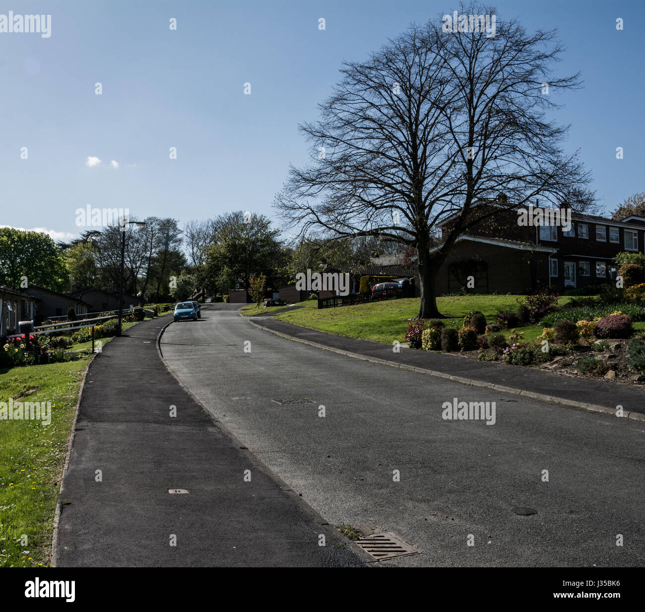 Suburban Straße an einem sonnigen Tag im Frühling, UK. Stockfoto