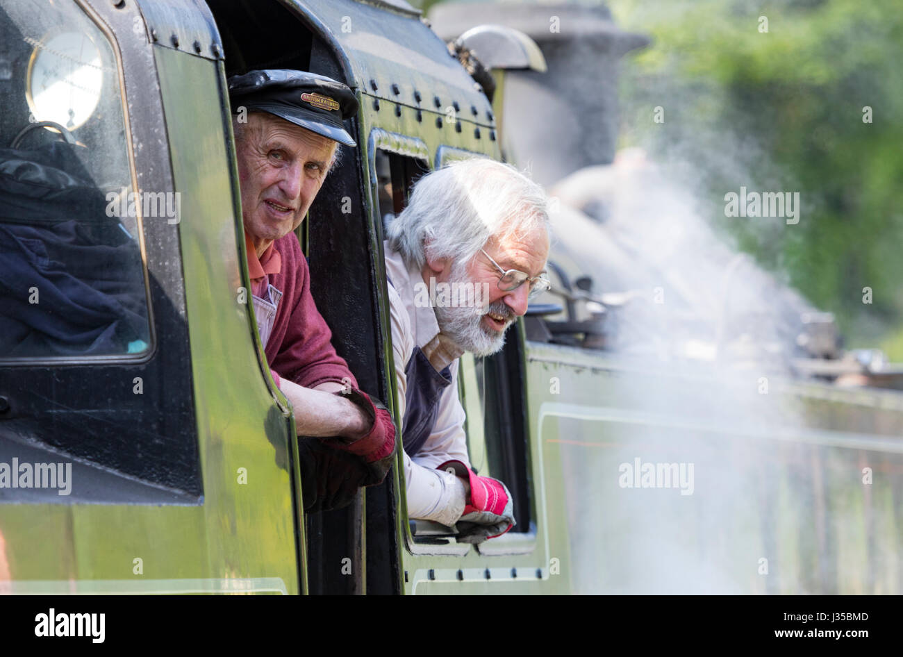 Stream-Lokführer in Llangollen bereitet sich auf eine Reise begeben, die den Fluss Dee folgt Stockfoto