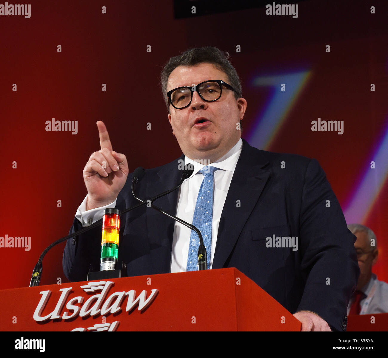 Tom Watson stellvertretender Vorsitzender der Labour Party anlässlich der USDAW Konferenz in Blackpool heute (2.5,17) Zitat ''... ...aber manchmal die wichtigste Frage ist nicht, was die besten PM macht es ist, wer die beste MP macht ""Boris Johnson ist ein Caggy zur Verfügung gestellt, unter der Leitung von Käse Fopdoddle mit einem Talent für Slummocking über"© Copyright Della Batchelor 08731-361-937 della@dbphoto-mail.co.uk obligatorischen Credit Della Batchelor alle Rechte vorbehalten , Urheberpersönlichkeitsrechte unter Copyright Design und Patent handeln 1988. kein Teil dieses Foto geteilt werden reproduziert oder übertragen ohne Erlaubnis. Fotos für Stockfoto