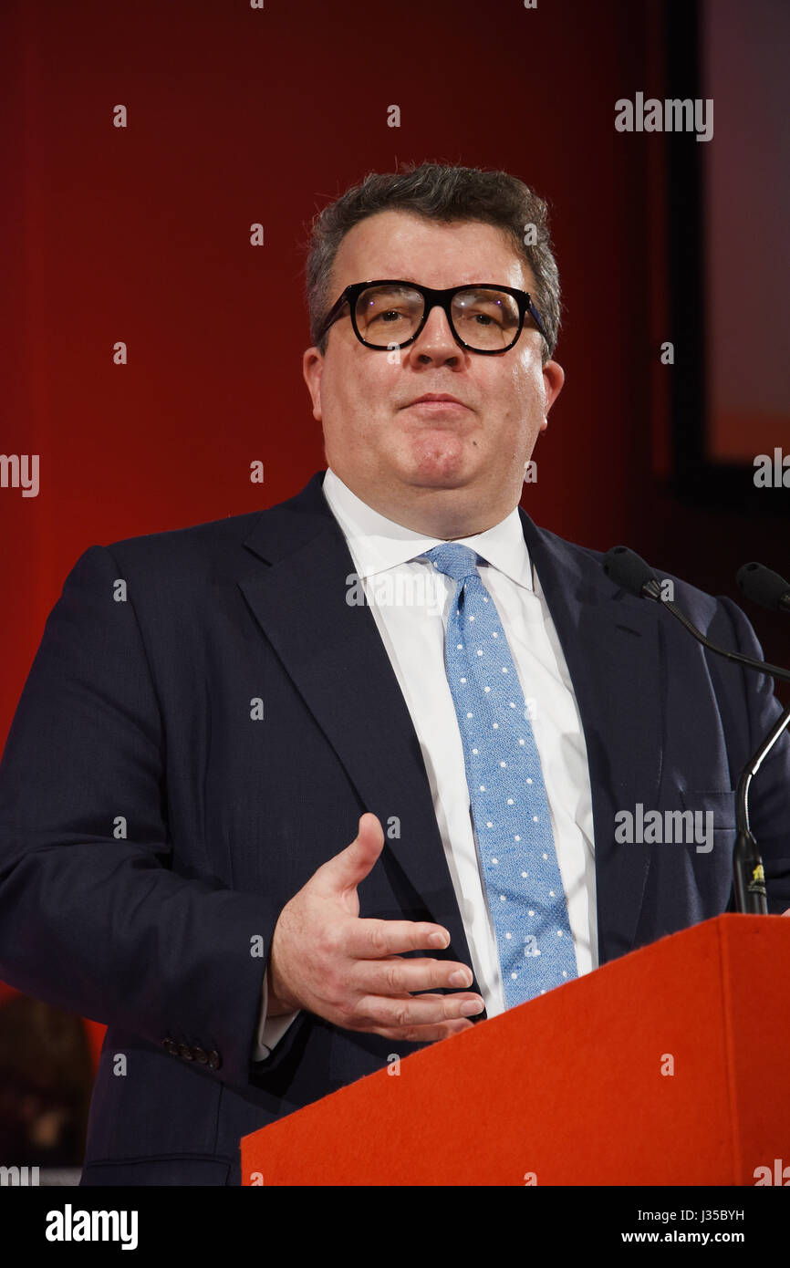 Tom Watson stellvertretender Vorsitzender der Labour Party anlässlich der USDAW Konferenz in Blackpool heute (2.5,17) Zitat ''... ...aber manchmal die wichtigste Frage ist nicht, was die besten PM macht es ist, wer die beste MP macht ""Boris Johnson ist ein Caggy zur Verfügung gestellt, unter der Leitung von Käse Fopdoddle mit einem Talent für Slummocking über"© Copyright Della Batchelor 08731-361-937 della@dbphoto-mail.co.uk obligatorischen Credit Della Batchelor alle Rechte vorbehalten , Urheberpersönlichkeitsrechte unter Copyright Design und Patent handeln 1988. kein Teil dieses Foto geteilt werden reproduziert oder übertragen ohne Erlaubnis. Fotos für Stockfoto