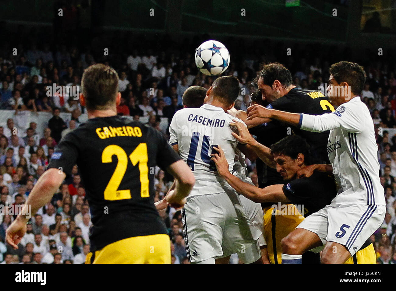 Madrid, Spanien. 2. Mai 2017. Carlos Enrique Casemiro (14) Real Madrid Spieler. Diego Roberto Godin Leal (2) Atletico de Madrid-Spieler. UEFA zwischen Real Madrid Vs Atletico de Madrid im Santiago Bernabeu Stadion in Madrid, Spanien, 2. Mai 2017. Bildnachweis: Gtres Información Más lokalen auf line,S.L./Alamy Live News Stockfoto