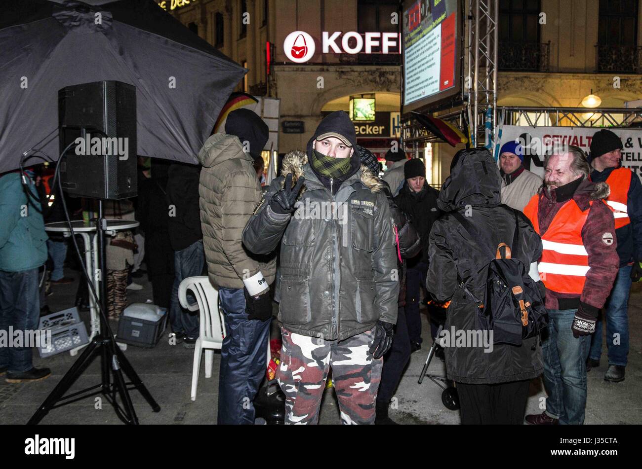 23. Januar 2017 - begann In den letzten Monaten, Marvin GÃ¶ring, die mit Pegida Disgused mit einem neuen, militanten auftritt. Im Rahmen der 11 Ziele war Marvin GÃ¶ring, sagte der Sohn des Pegida München Chef Heinz Meyer, für Verstöße gegen die angeblichen Schusswaffen überfallen. Die Bayerische SchieÃŸsportgruppe MÃ¼nchen war das Hauptziel der Überfälle und scheint eine Front für eine angebliche "weaponized Arm des Pegida''. Darüber hinaus Waffen Pegida München Leiter Heinz Meyer wurde unter Überwachung föderale Terrorismus seit 2012 und hat seither verpflichtet, Verstöße sowie die Beteiligung an mehreren Handlungen o Stockfoto