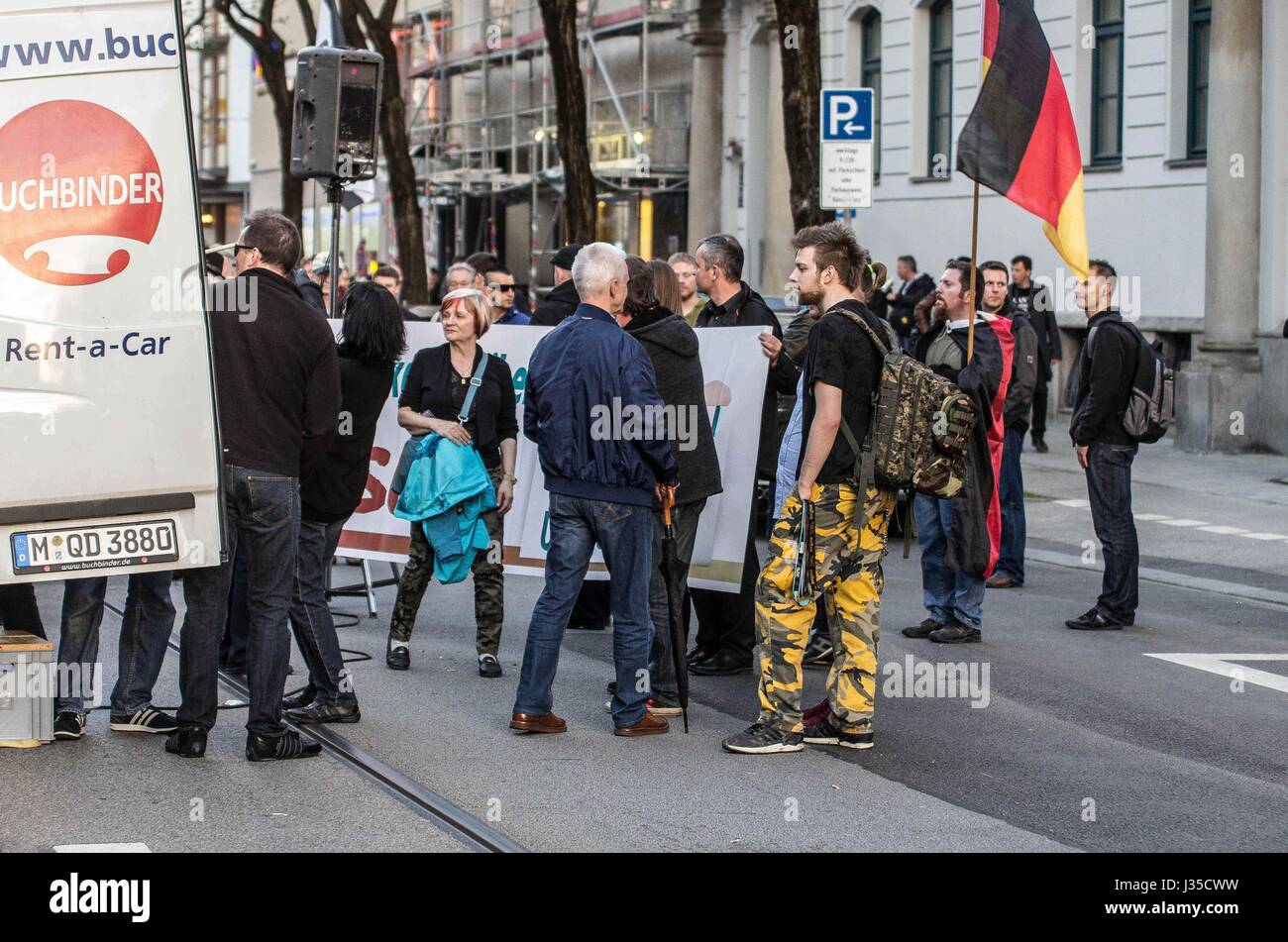 4. Mai 2015 - Marvin GÃ¶ring tragen bunte Hosen und ein Camo-Rucksack. Im Rahmen der 11 Ziele war Marvin GÃ¶ring, sagte der Sohn des Pegida München Chef Heinz Meyer, für Verstöße gegen die angeblichen Schusswaffen überfallen. Die Bayerische SchieÃŸsportgruppe MÃ¼nchen war das Hauptziel der Überfälle und scheint eine Front für eine angebliche "weaponized Arm des Pegida''. Darüber hinaus Waffen Pegida München Leiter Heinz Meyer wurde unter Überwachung föderale Terrorismus seit 2012 und hat seither verpflichtet, Verletzungen, sowie mit mehreren Gewalttaten beteiligt. Mindestens zwei illegale Waffen waren se Stockfoto