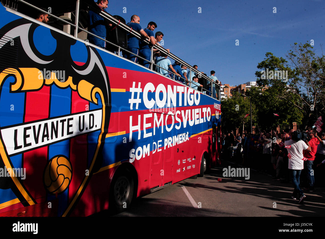 Levante Spieler am Rathaus von Valencia feiern die Rückkehr zur ersten Division in La Liga Meisterschaft 2017-2018 am 29. April 2017. Stockfoto