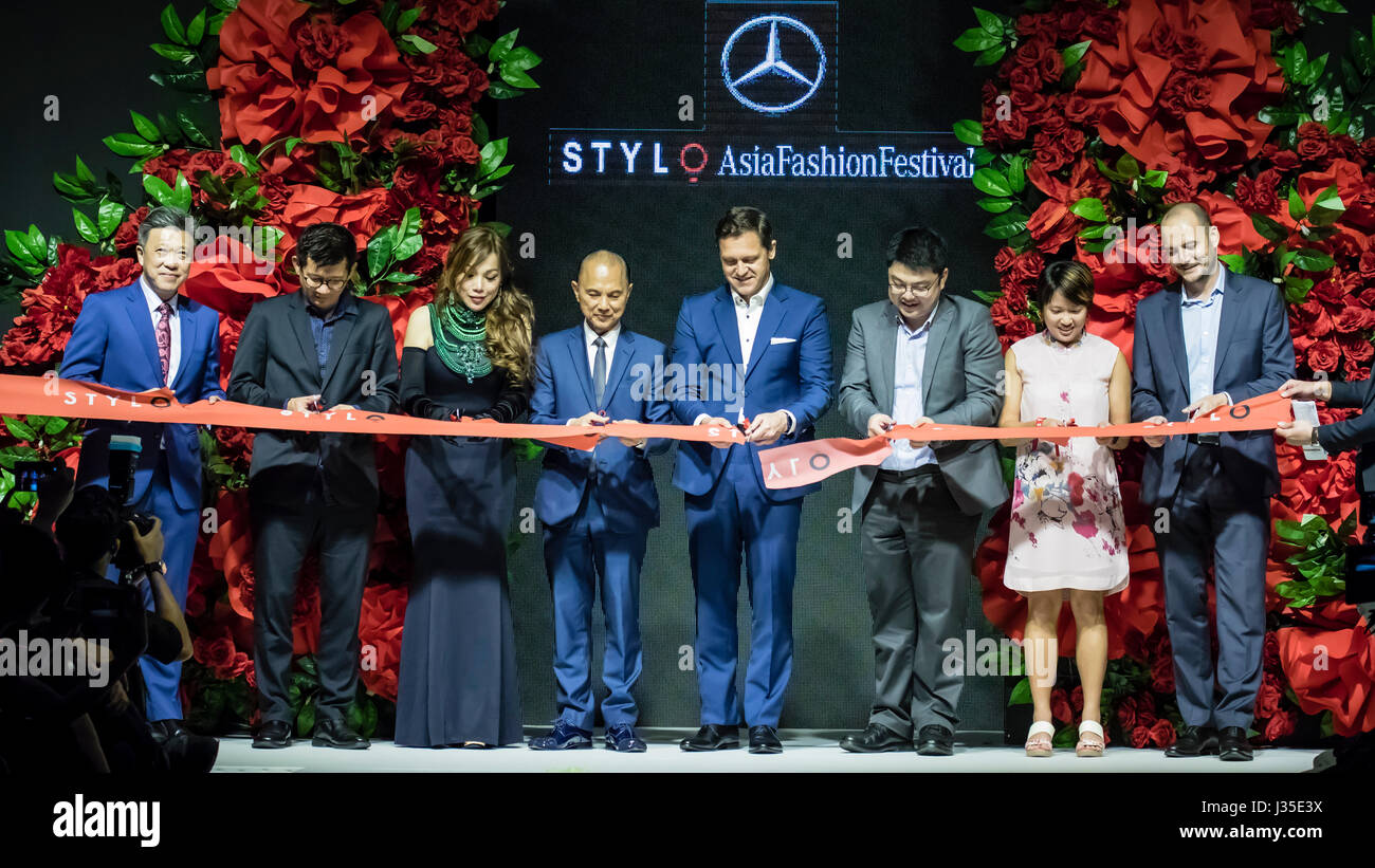 Kuala Lumpur, Malaysia. 2. Mai 2017. Mercedes STYLO Asia Fashion Festival 2017 beginnt in Kuala Lumpur. Dato Jimmy Choo, OBE (L 4), Datuk Nancy Yeoh (L 3) mit anderen VVIPs starten die Fashion-Festival mit einer Banddurchtrennungszeremonie. Bildnachweis: Danny Chan/Alamy Live-Nachrichten Stockfoto