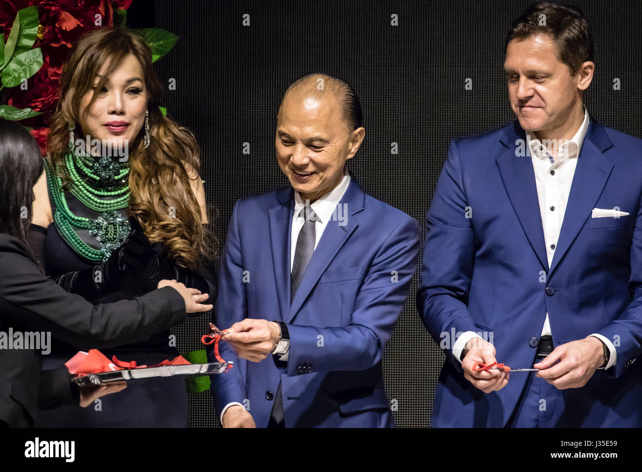 Kuala Lumpur, Malaysia. 2. Mai 2017. Mercedes STYLO Asia Fashion Festival 2017 beginnt in Kuala Lumpur. Dato Jimmy Choo, OBE (L 2) und Datuk Nancy Yeoh (L) mit anderen VVIPs starten Sie die Fashion-Festival mit einer Banddurchtrennungszeremonie. Bildnachweis: Danny Chan/Alamy Live-Nachrichten Stockfoto