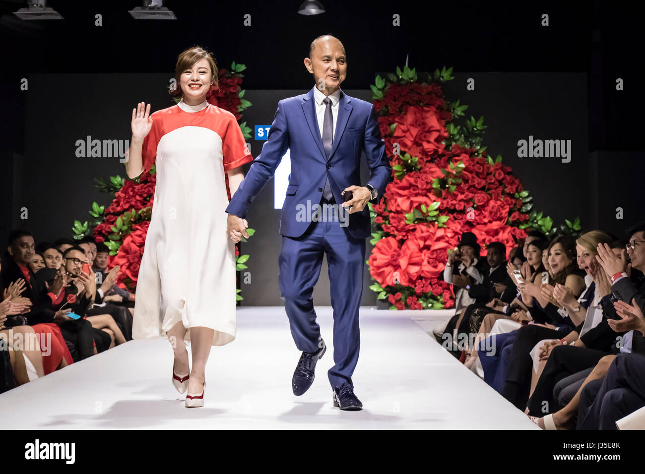 Kuala Lumpur, Malaysia. 2. Mai 2017. Dato Jimmy Choo, OBE, auf dem Laufsteg mit Illiza Ho, Handtaschen Designer. Mercedes STYLO Asia Fashion Festival 2017 beginnt in Kuala Lumpur. Bildnachweis: Danny Chan/Alamy Live-Nachrichten Stockfoto