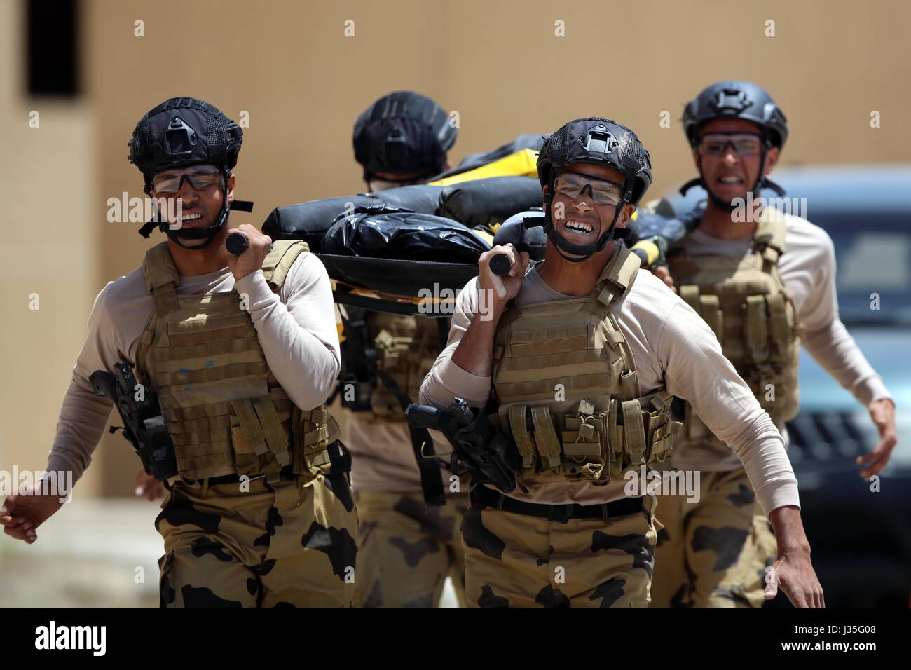 Amman, Jordanien. 2. Mai 2017. Ägyptische Soldaten teilnehmen an der neunten jährlichen Krieger Wettbewerb auf der King Abdullah II Special Operations Training Center in Amman, Jordanien, am 2. Mai 2017. Bildnachweis: Mohammed Abu Ghosh/Xinhua/Alamy Live-Nachrichten Stockfoto