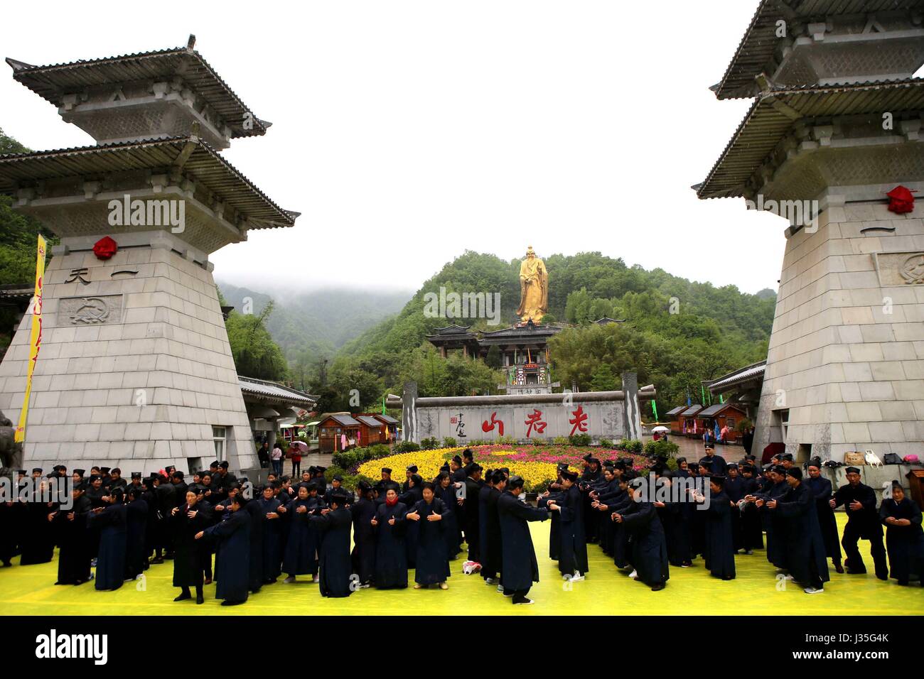 Wang Zhongju, China. 3. Mai 2017. Mehr als 100 taoistischen Priester und Gläubige versammeln sich unter die riesige Bronzestatue von Laozi in Luoyang, Zentral-China Henan Provinz, bilden ein Muster des Bagua Diagramm, Tai Chi Credit zu unterstützen: SIPA Asien/ZUMA Draht/Alamy Live News Stockfoto