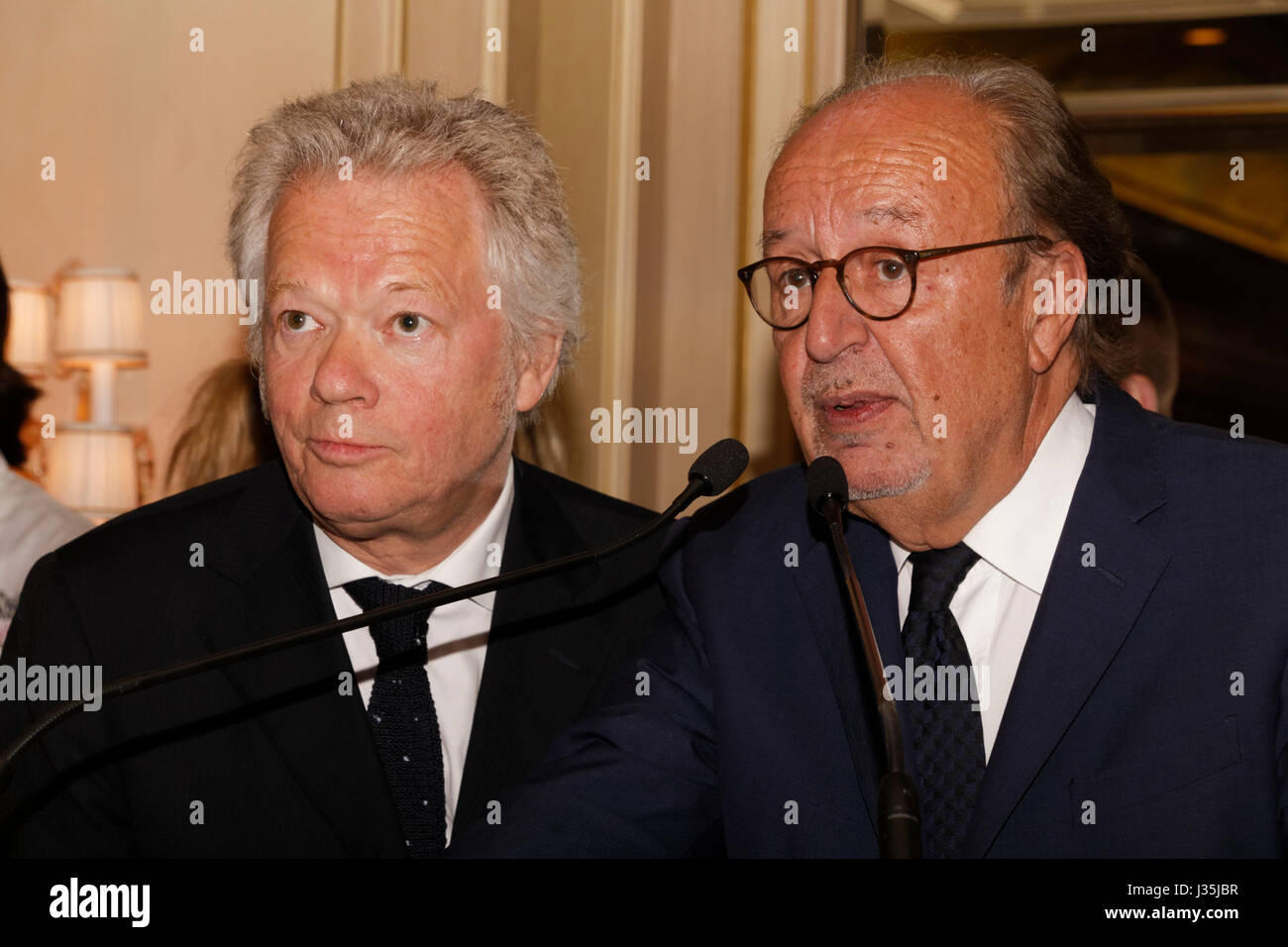 Paris, Frankreich. 2. Mai 2017. Gilles Pudlowski und Michel Lafon besuchen Abend Pudlowski Guide 2017 Ausgabe Einführung in die vier Jahreszeiten Hotel George V. Credit: Bernard Menigault/Alamy Live News Stockfoto