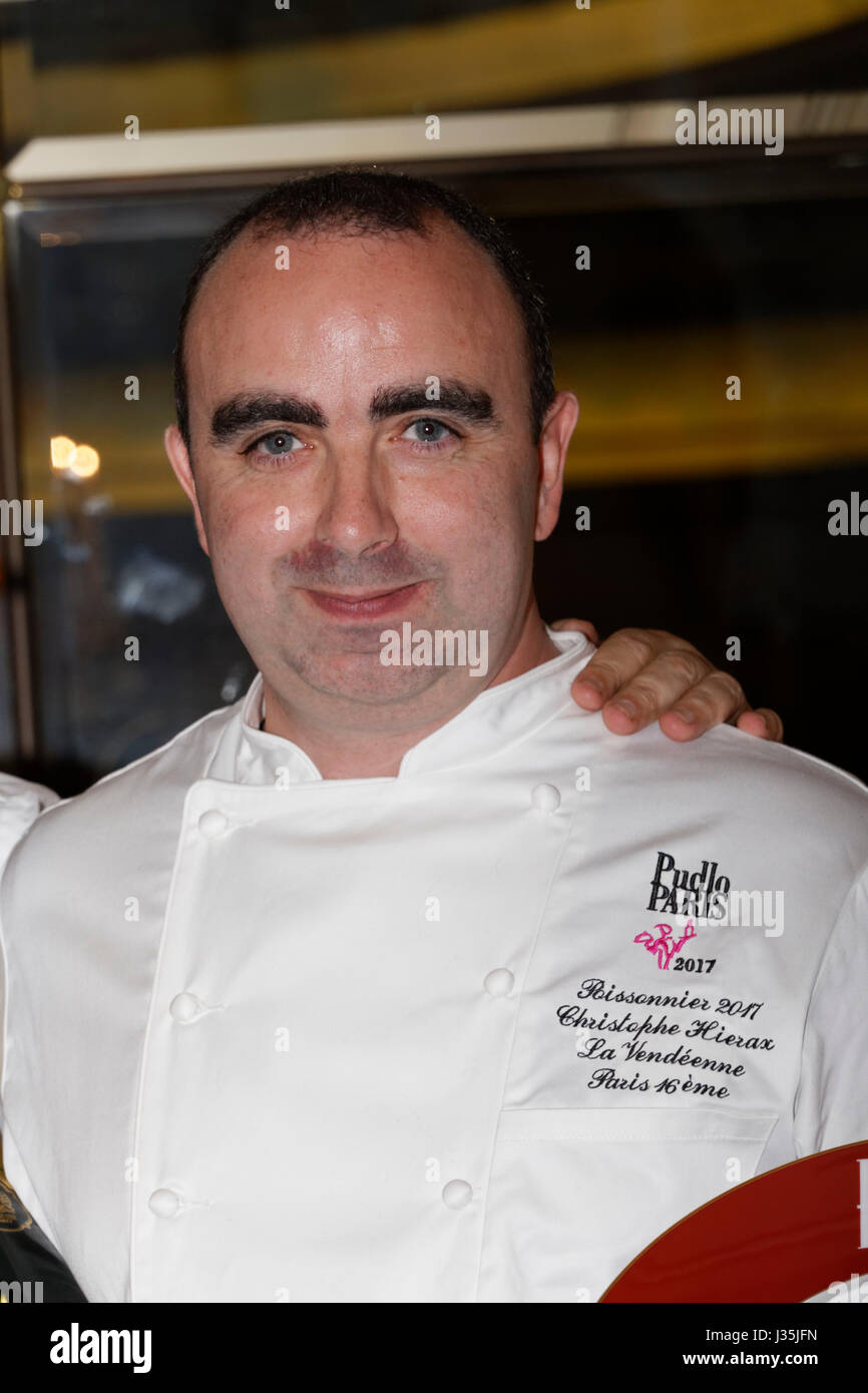 Paris, Frankreich. 2. Mai 2017. Christophe Hierax (La Vendéenne) Sieger in der Kategorie Fischhändler besucht Abend Pudlowski Guide 2017 Ausgabe Einführung in die vier Jahreszeiten Hotel George V. Credit: Bernard Menigault/Alamy Live News Stockfoto