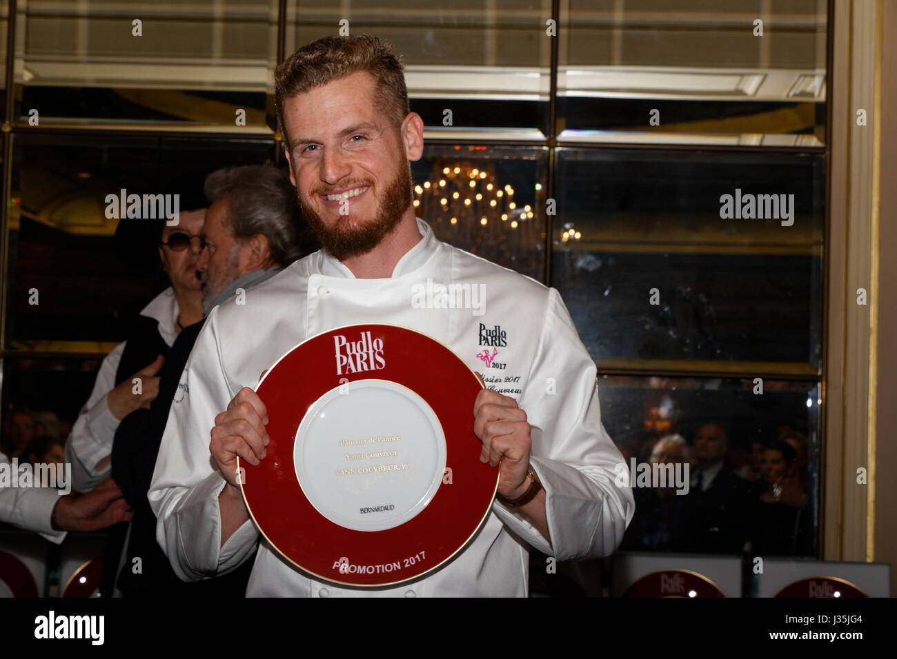 Paris, Frankreich. 2. Mai 2017. Yann Couvreur Gewinner in der Kategorie Gebäck besucht Abend Pudlowski Guide 2017 Ausgabe Einführung in die vier Jahreszeiten Hotel George V. Credit: Bernard Menigault/Alamy Live News Stockfoto