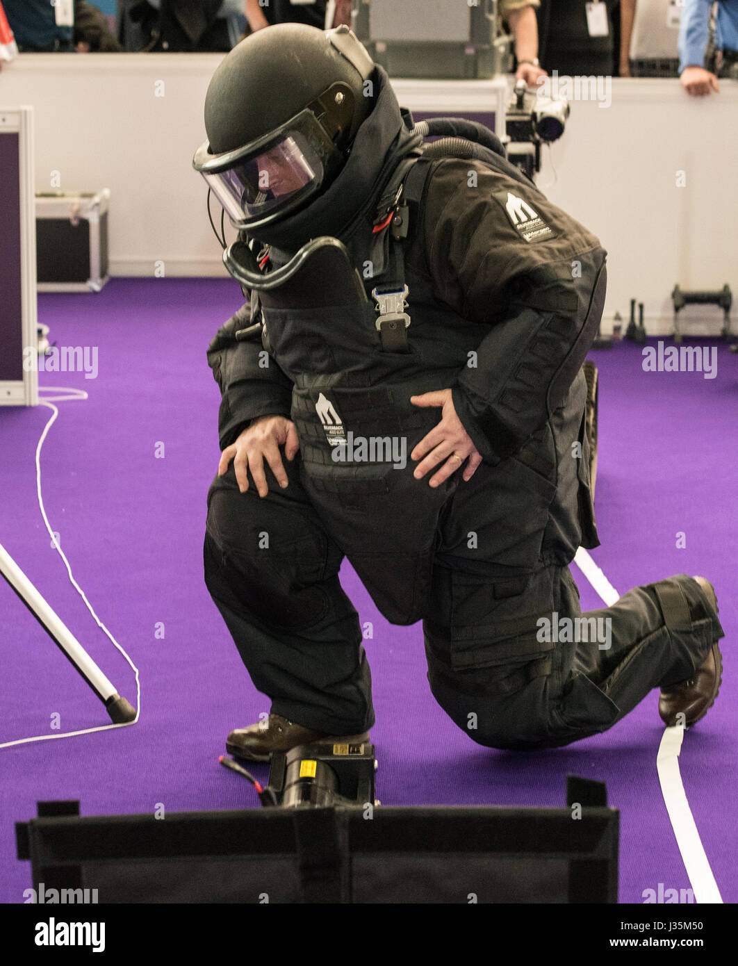 London, 3. Mai 2017 britische Armee Demonstration des IED entwaffnung am Counter Terror Expo, London Quelle: Ian Davidson/Alamy leben Nachrichten Stockfoto