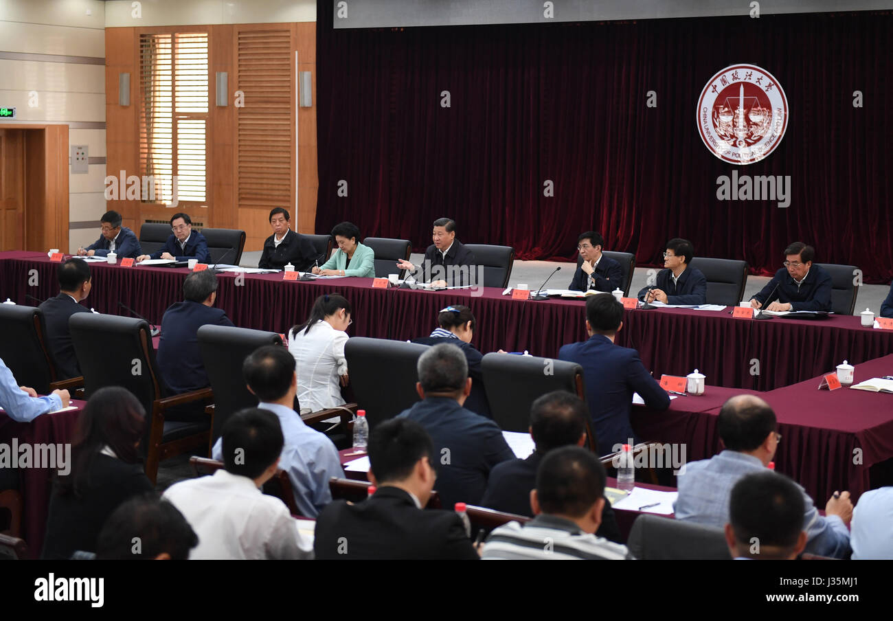 Peking, China. 3. Mai 2017. Chinesischen Staatspräsidenten Xi Jinping besucht ein Symposium während der Inspektion China University of Political Science and Law in Peking, Hauptstadt von China, 3. Mai 2017. Bildnachweis: Li Xueren/Xinhua/Alamy Live-Nachrichten Stockfoto