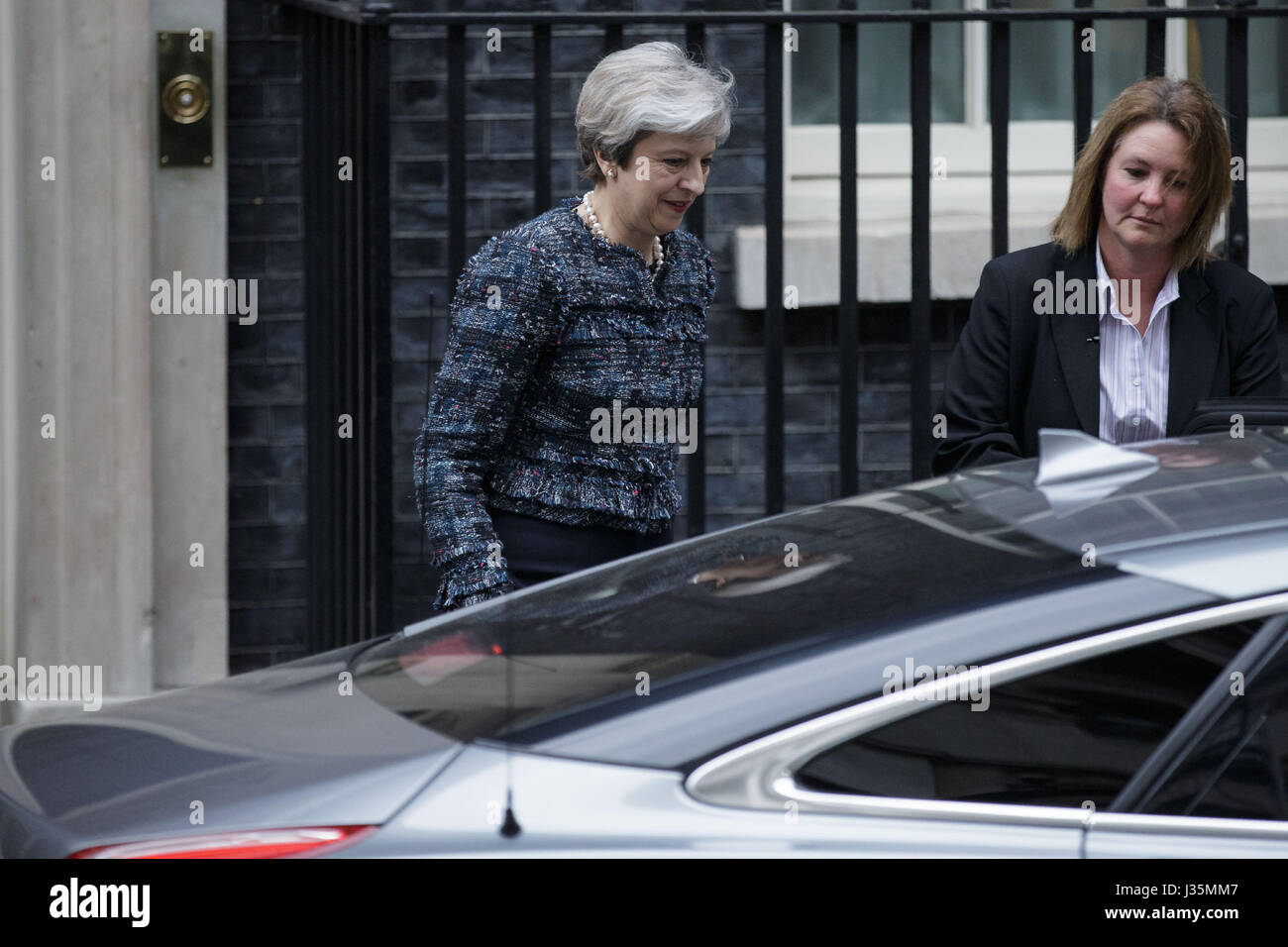 London, London, UK. 3. Mai 2017. Der britische Premierminister Theresa verlässt Mai 10 Downing Street für Buckingham Palace, wo sie erwartet wird, um die britische Königin Elizabeth II um Erlaubnis für die Auflösung des Parlaments, in London, Großbritannien am 3. Mai 2017 zu erfüllen. Großbritanniens Parlament wurde am Mittwoch, aber ohne die traditionellen Pomp und Zeremonie offiziell aufgelöst. Bildnachweis: Tim Irland/Xinhua/Alamy Live-Nachrichten Stockfoto