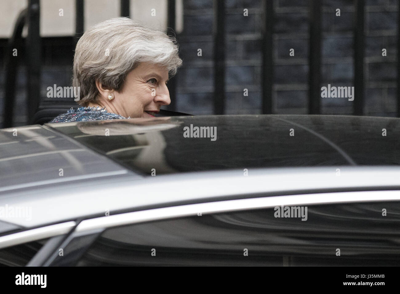 London, London, UK. 3. Mai 2017. Der britische Premierminister Theresa verlässt Mai 10 Downing Street für Buckingham Palace, wo sie erwartet wird, um die britische Königin Elizabeth II um Erlaubnis für die Auflösung des Parlaments, in London, Großbritannien am 3. Mai 2017 zu erfüllen. Großbritanniens Parlament wurde am Mittwoch, aber ohne die traditionellen Pomp und Zeremonie offiziell aufgelöst. Bildnachweis: Tim Irland/Xinhua/Alamy Live-Nachrichten Stockfoto