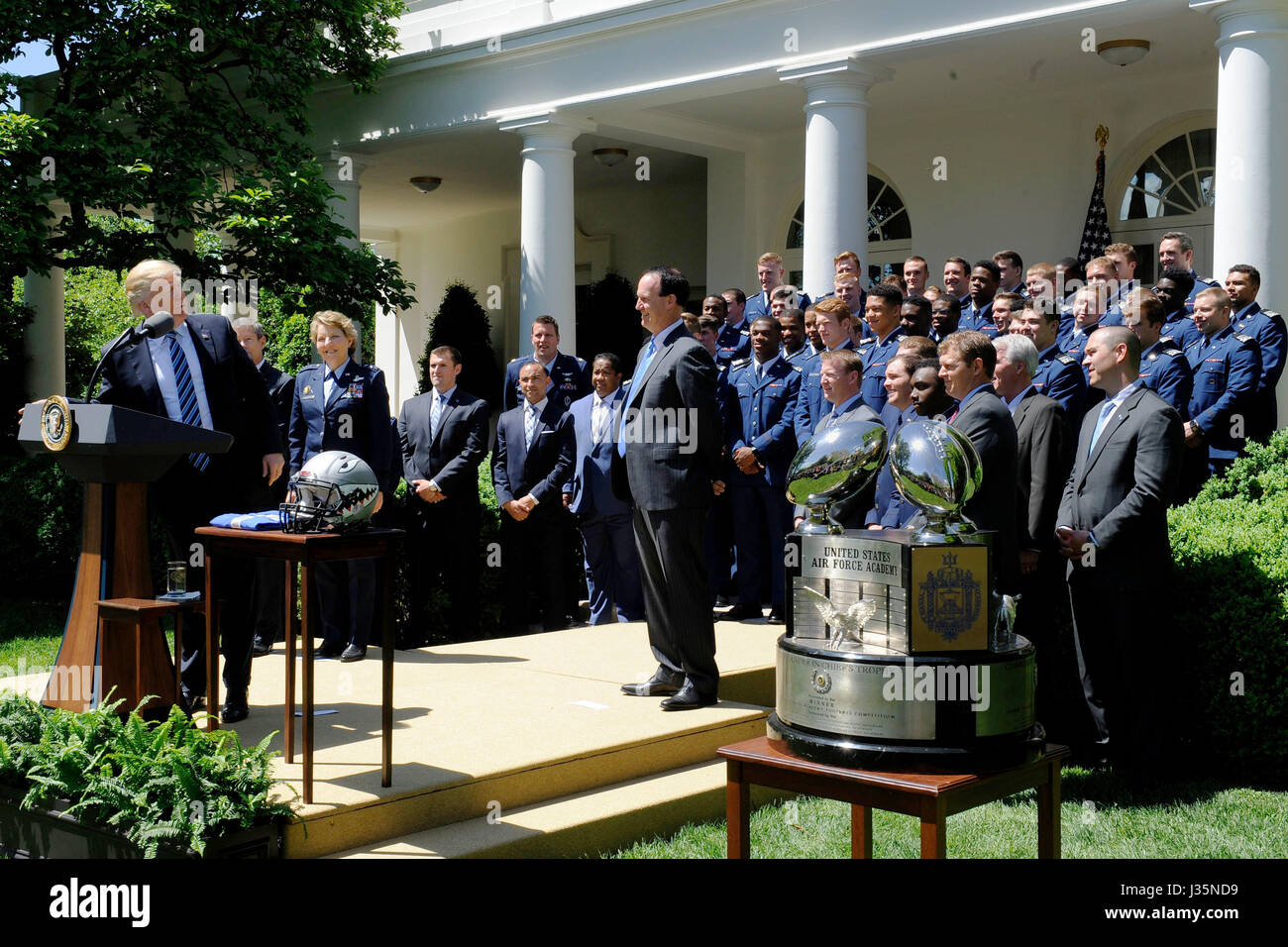 Washington, Vereinigte Staaten von Amerika. 2. Mai 2017. US-Präsident Donald Trump gratuliert der Air Force Academy-Fußball-Nationalmannschaft während der Präsentation der Commander-in-Chief Trophy im Rose Garden des weißen Hauses 2. Mai 2017. Bildnachweis: Planetpix/Alamy Live-Nachrichten Stockfoto