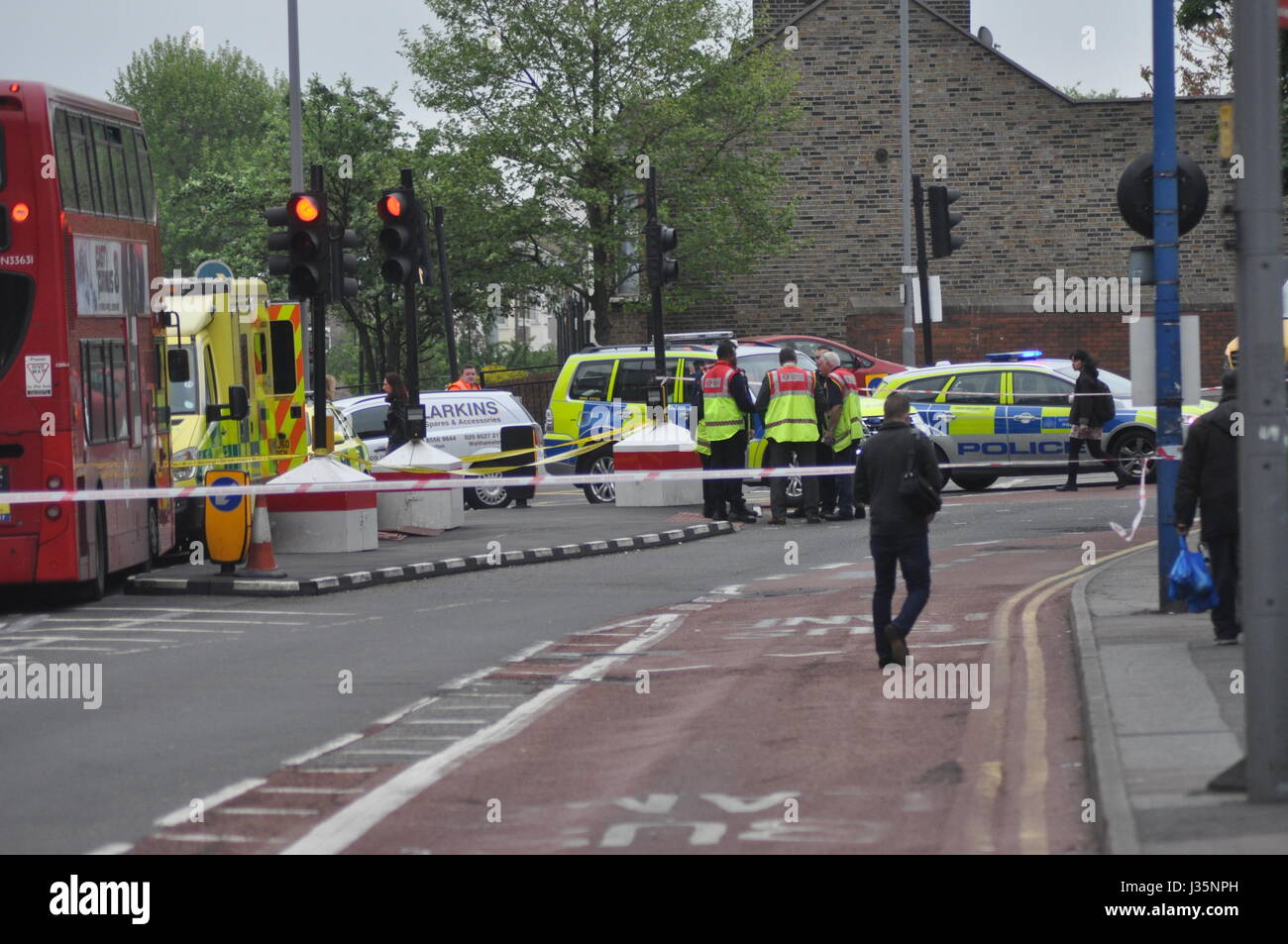 Mann schlug mit dem Bus in Walthamstow Central Station ist entfernt mit dem Krankenwagen eilten. Der Unfall ereignete sich auf Selbourne Straße, Walthamstow ca. 10:00 der Mann von einem Mitarbeiter von The Goose Pub geglaubt, um ungefähr 30 stark blutend aus einer Wunde am Bein gefunden wurde. Busse waren bei Diversion im Walthamstow Central, wie der Vorfall von der Polizei behandelt wurde und Sanitäter und der verletzte Mann wurde in ein Krankenhaus in Essex für seine Wunden behandelt werden. Stockfoto