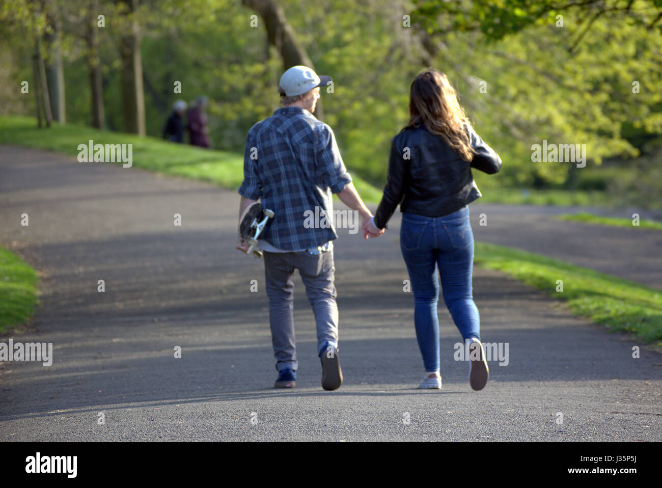 Glasgow, Schottland, 3. Mai 2017. Das sonnige Wetter kehrte nach Schottland zurück und Glaswegians begrüßten es im Kelvingrove Park im grünen West End Stockfoto