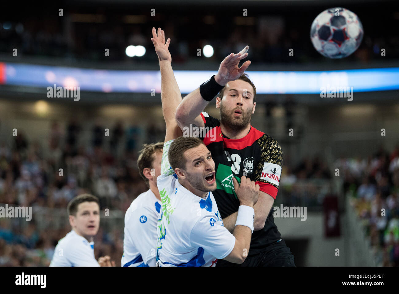 Gasper Marguc (L) von Slowenien in Aktion mit Steffen Faeth Deutschlands bei der Europäischen Handball WM 2018 Qualifikationsspiel zwischen Slowenien und Deutschland bei der Arena-Stozice in Ljubljana/Slowenien, am 3. Mai 2017. Foto: Sasa Pahic Szabo/dpa Stockfoto