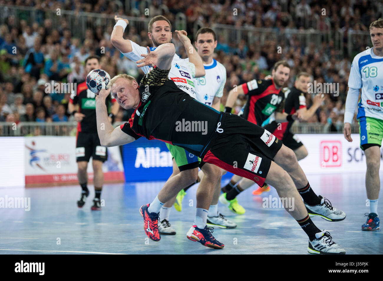 Patrick Wiencek (L) von Deutschland in Aktion mit Gasper Marguc Slowenien während der Europäischen Handball WM 2018 Qualifikationsspiel zwischen Slowenien und Deutschland bei der Arena-Stozice in Ljubljana/Slowenien, am 3. Mai 2017. Foto: Sasa Pahic Szabo/dpa Stockfoto