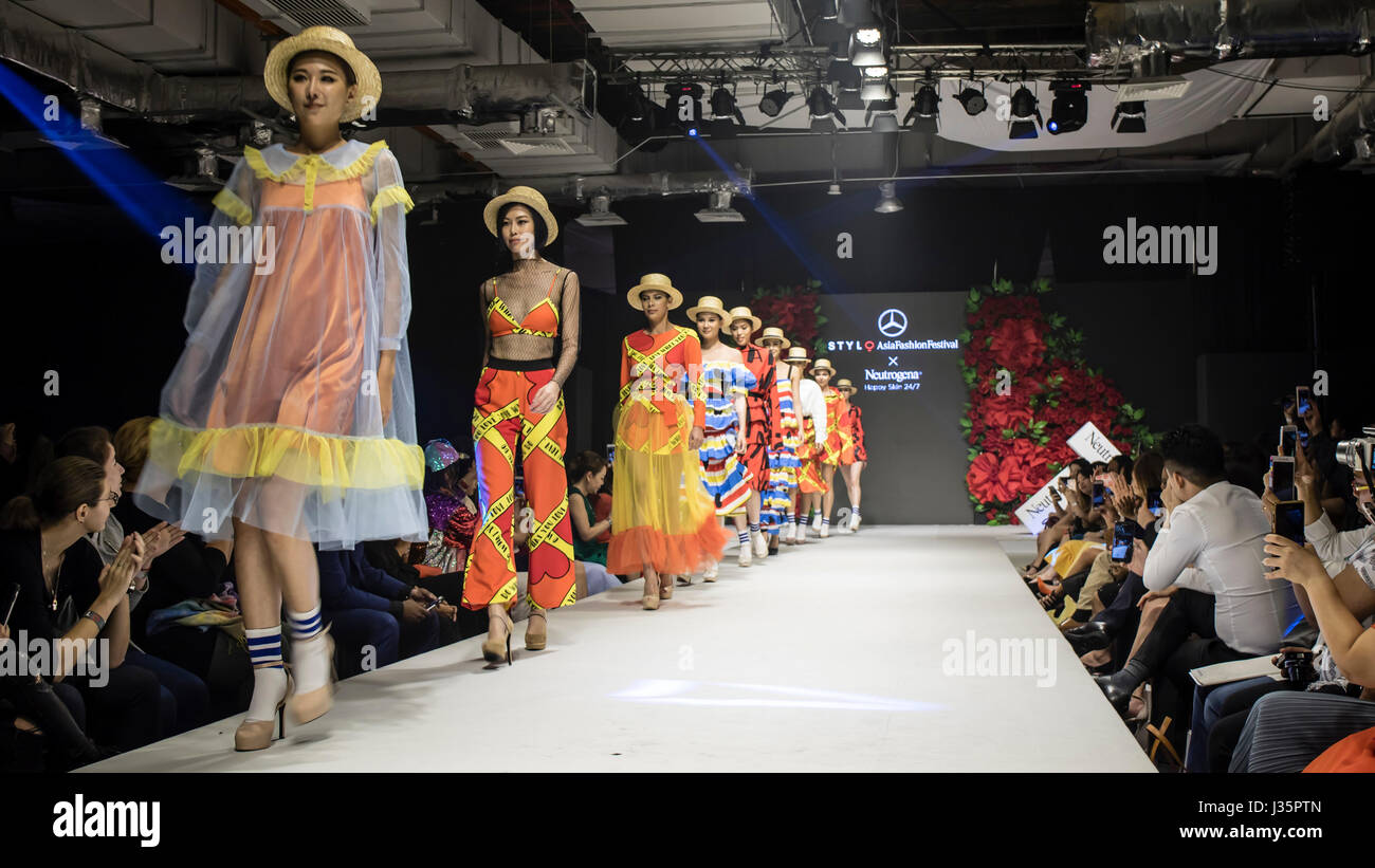 Kuala Lumpur, Malaysia. 2. Mai 2017. Tag zwei Mercedes STYLO Asia Fashion Festival 2017 in Kuala Lumpur. Kittie YiYi Mode Designerkollektion 2017/2018. © Danny Chan/Alamy Live-Nachrichten. Stockfoto