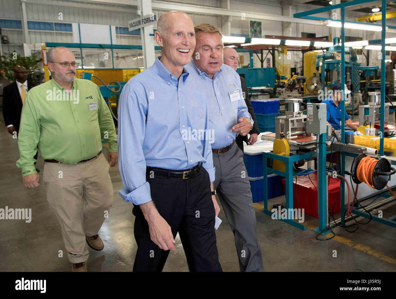 Riviera Beach, Florida, USA. 3. Mai 2017. Gouverneur Rick Scott tourt RGF Umweltgruppe mit RGF President/CEO Ron Fink (rechts) in Riviera Beach, Florida am 3. Mai 2017. Bildnachweis: Allen Eyestone/The Palm Beach Post/ZUMA Draht/Alamy Live-Nachrichten Stockfoto