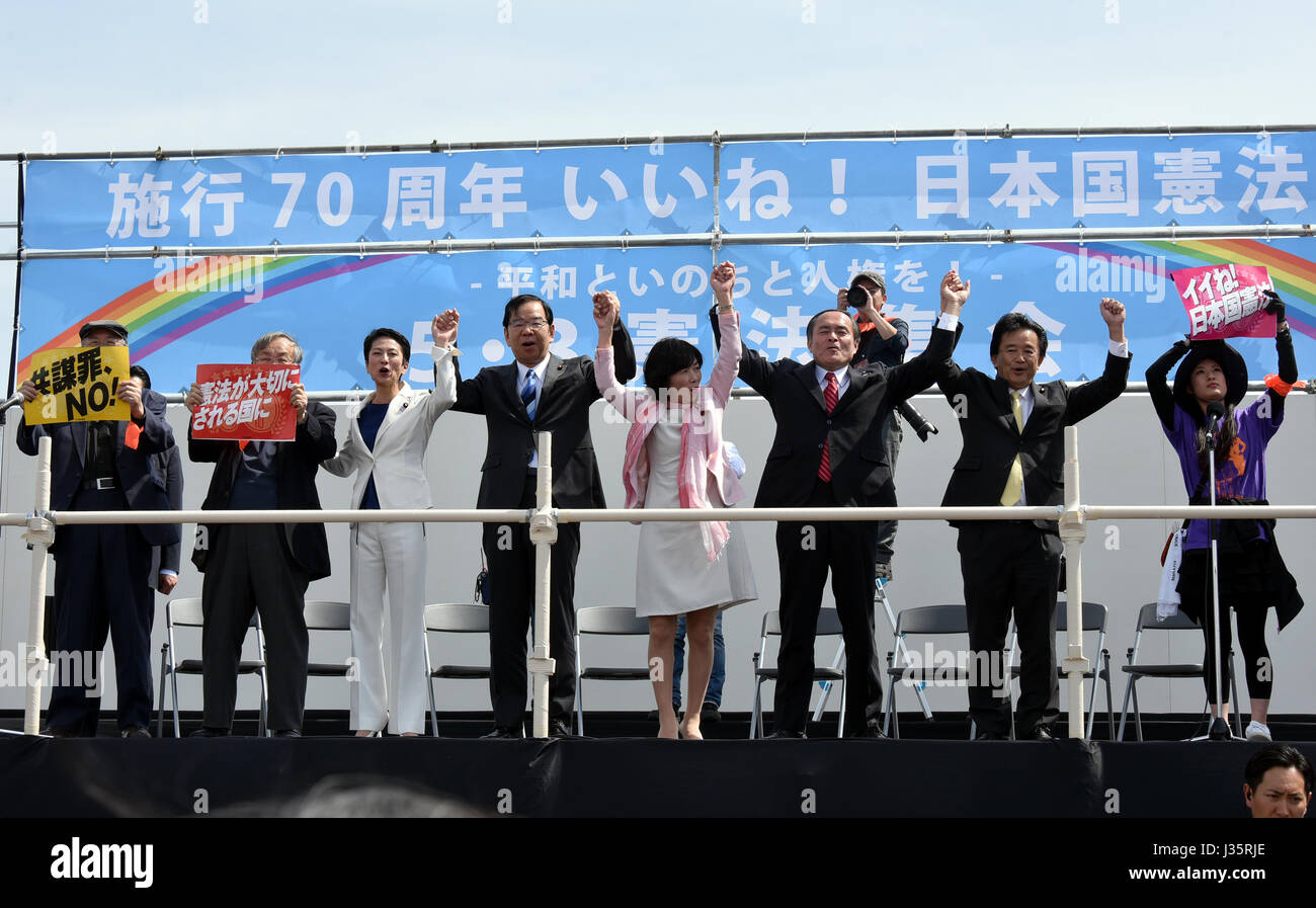 Tokio, Japan. 3. Mai 2017. Führer der japanischen Oppositionsparteien an den Händen während einer Kundgebung der Tag der Verfassung in Tokio auf Mittwoch, 3. Mai 2017. Überall im Land wurden Kundgebungen und Versammlungen organisiert von Oppositionsparteien und Gewerkschaften zum Schutz und Erhalt der Nachkriegszeit, die Verfassung heute vor 70 Jahren verkündet. Bildnachweis: Natsuki Sakai/AFLO/Alamy Live-Nachrichten Stockfoto