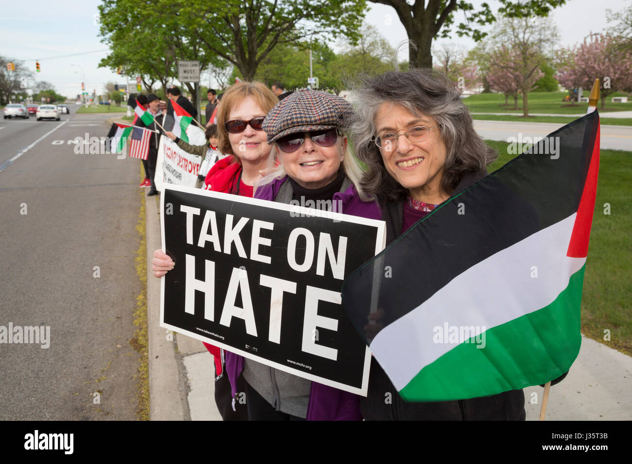 Dearborn, Michigan, USA. 3. Mai 2017. Mitglieder der jüdischen Stimme für den Frieden gemeinsam mit amerikanischen Muslime für Palästina eine Mahnwache 1500 palästinensischen politischen Häftlinge unterstützen, die in einen Hungerstreik, Bedingungen in israelischen Gefängnissen zu protestieren. Bildnachweis: Jim West/Alamy Live-Nachrichten Stockfoto